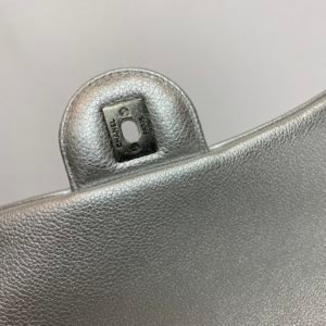 Chanel classique rabat cuir argenté