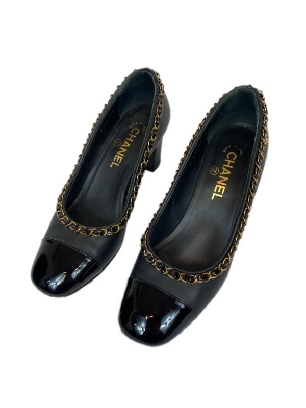 Chanel, souliers en cuir noir avec chaîne entrelacée de cuir