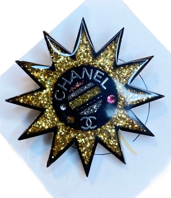 Chanel, broche « étoile » de couleur noir et doré