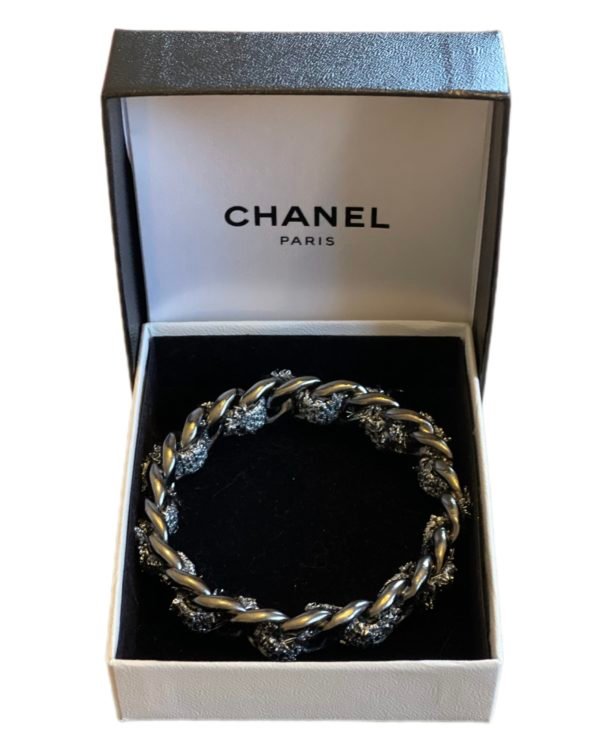 Chanel – Bracelet en tweed et métal argenté