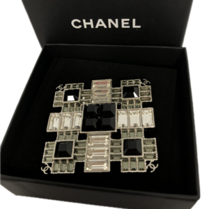 Broche Chanel, Pierres noires et strass collection 2019