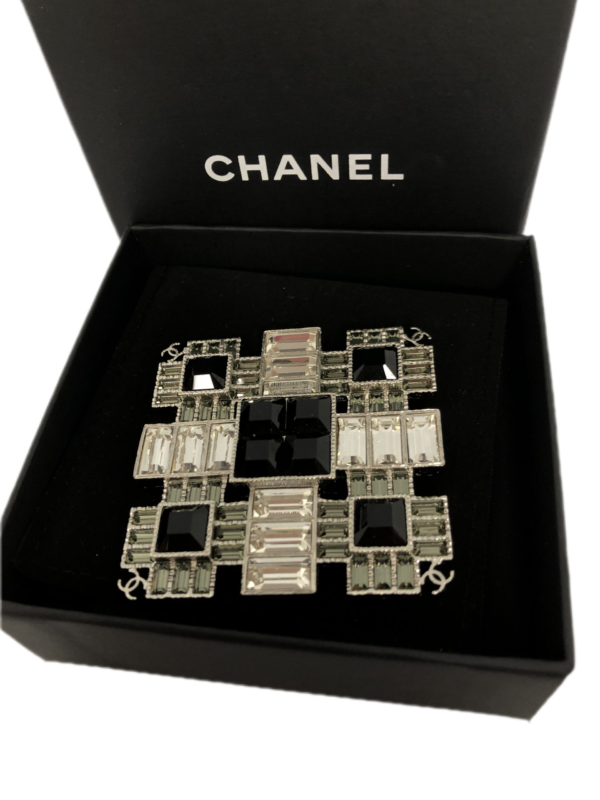 Broche Chanel, Pierres noires et strass collection 2019