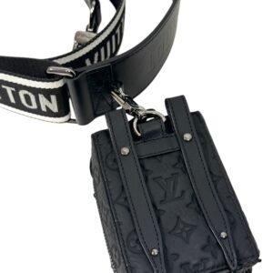 Louis Vuitton, Bandoulière sport & Porte-clés. – Image 3