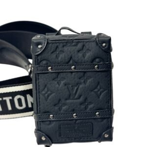 Louis Vuitton, Bandoulière sport & Porte-clés. – Image 2