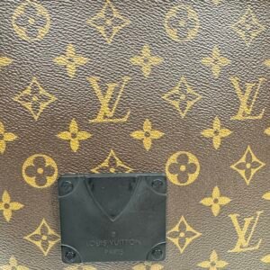 Louis Vuitton année 2022 Pochette « S Lock A4 » en toile Monogram macassar