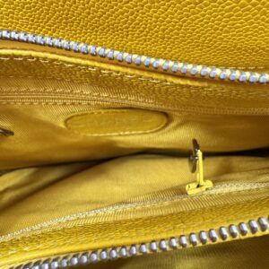 Chanel, Sac en veau caviar jaune. – Image 12