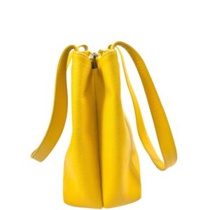 Chanel, Sac en veau caviar jaune.