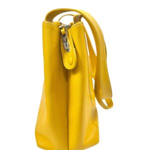 Chanel, Sac en veau caviar jaune.