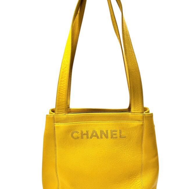 Chanel, Sac en veau caviar jaune.