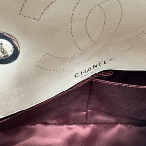 Chanel année 2011 Sac en veau matelassé taupe embossé des icônes de la Maison,