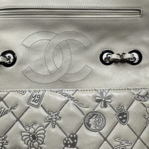 Chanel année 2011 Sac en veau matelassé taupe embossé des icônes de la Maison,