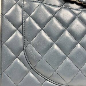 Chanel, Sac « Maxi Jumbo » en cuir agneau matelassé glacier