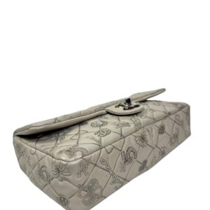 Chanel année 2011 Sac en veau matelassé taupe embossé des icônes de la Maison,