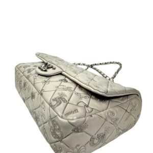 Chanel année 2011 Sac en veau matelassé taupe embossé des icônes de la Maison,