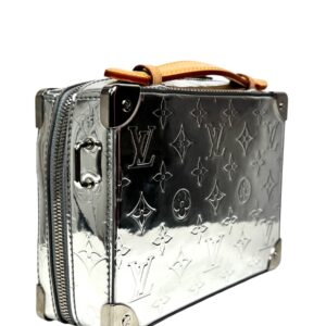 Louis Vuitton X Virgil Abloh – Collection Menswear Automne/Hiver 2021-2022 Sac « Handle Trunk » en cuir verni miroir Monogram argenté