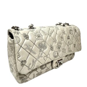 Chanel année 2011 Sac en veau matelassé taupe embossé des icônes de la Maison,