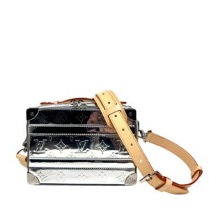 Louis Vuitton X Virgil Abloh – Collection Menswear Automne/Hiver 2021-2022 Sac « Handle Trunk » en cuir verni miroir Monogram argenté