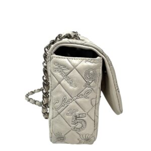 Chanel année 2011 Sac en veau matelassé taupe embossé des icônes de la Maison,