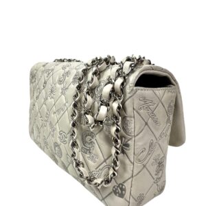 Chanel année 2011 Sac en veau matelassé taupe embossé des icônes de la Maison,