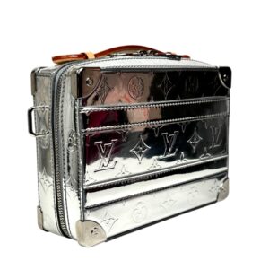 Louis Vuitton X Virgil Abloh – Collection Menswear Automne/Hiver 2021-2022 Sac « Handle Trunk » en cuir verni miroir Monogram argenté