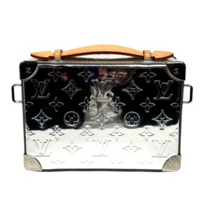 Louis Vuitton X Virgil Abloh – Collection Menswear Automne/Hiver 2021-2022 Sac « Handle Trunk » en cuir verni miroir Monogram argenté