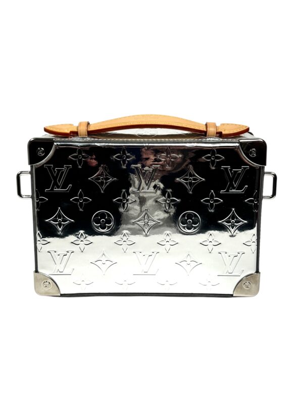 Louis Vuitton X Virgil Abloh – Collection Menswear Automne/Hiver 2021-2022 Sac « Handle Trunk » en cuir verni miroir Monogram argenté