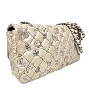 Chanel année 2011 Sac en veau matelassé taupe embossé des icônes de la Maison,