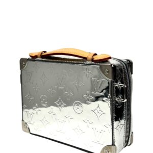 Louis Vuitton X Virgil Abloh – Collection Menswear Automne/Hiver 2021-2022 Sac « Handle Trunk » en cuir verni miroir Monogram argenté