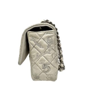 Chanel année 2011 Sac en veau matelassé taupe embossé des icônes de la Maison,