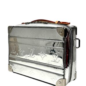Louis Vuitton X Virgil Abloh – Collection Menswear Automne/Hiver 2021-2022 Sac « Handle Trunk » en cuir verni miroir Monogram argenté
