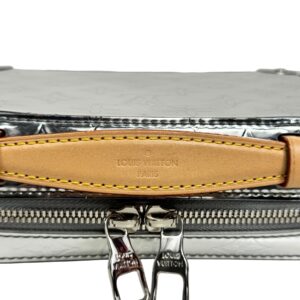 Louis Vuitton X Virgil Abloh – Collection Menswear Automne/Hiver 2021-2022 Sac « Handle Trunk » en cuir verni miroir Monogram argenté