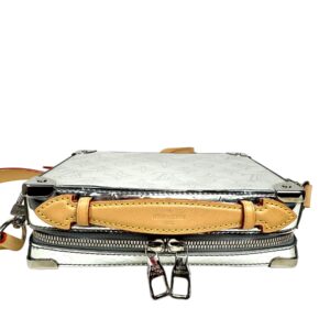 Louis Vuitton X Virgil Abloh – Collection Menswear Automne/Hiver 2021-2022 Sac « Handle Trunk » en cuir verni miroir Monogram argenté