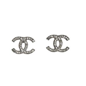 Chanel, boucles d'oreilles métal argenté et strassé