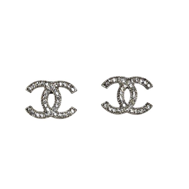 Chanel, boucles d'oreilles métal argenté et strassé