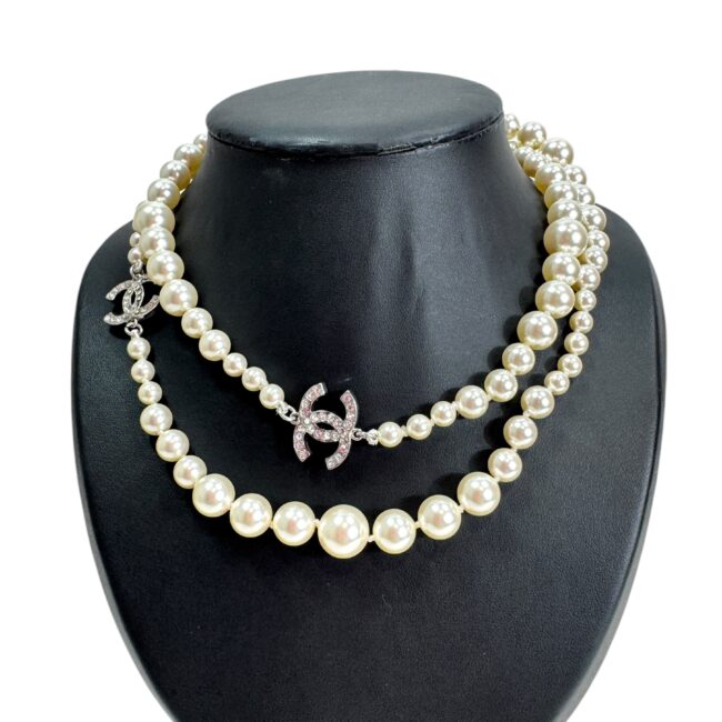 Chanel, sautoir perles blanches