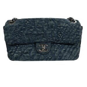 Chanel année 2012 Sac en denim délavé surpiqué de camélias