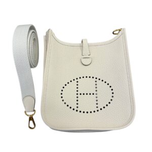 Hermès Paris made in France année 2025 Sac « Evelyn » TPM en veau Togo craie, fermeture pression sur languette, anse bandoulière sangle amovible.