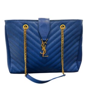 Saint Laurent Sac shopping « Cassandre » en veau grainé bleu électrique à surpiqures chevrons, fermeture pression aimantée sur languette siglée, double anse chaîne, pattes d’épaule.