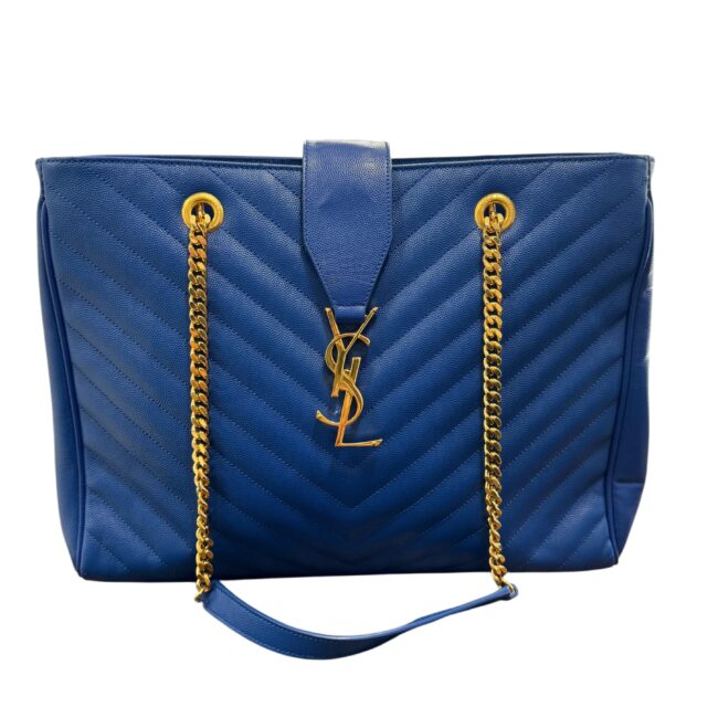 Saint Laurent Sac shopping « Cassandre » en veau grainé bleu électrique à surpiqures chevrons, fermeture pression aimantée sur languette siglée, double anse chaîne, pattes d’épaule.