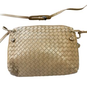 Bottega Veneta Sac « Nodini » en cuir agneau intrecciato taupe, fermeture éclair, anse banodulière.