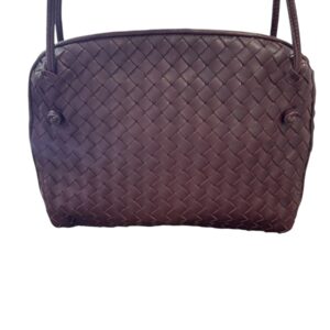Bottega Veneta Sac « Nodini » en cuir agneau intrecciato bordeaux, fermeture éclair, anse banodulière.
