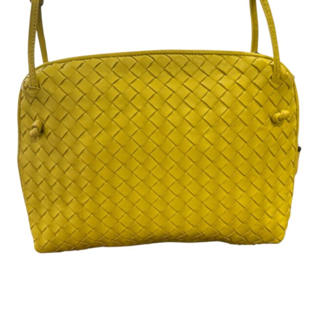 Bottega Veneta Sac « Nodini » en cuir agneau intrecciato jaune, fermeture éclair, anse banodulière.