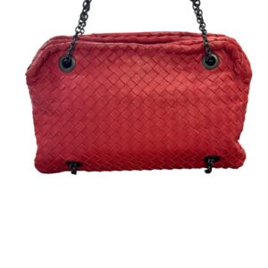 Bottega Veneta Sac « Duo » en cuir agneau Intrecciato rouge, fermetures aimantées, double anse chaîne en métal argenté noirci.