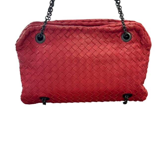 Bottega Veneta Sac « Duo » en cuir agneau Intrecciato rouge, fermetures aimantées, double anse chaîne en métal argenté noirci.
