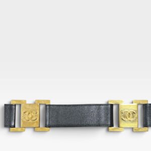 Chanel, Ceinture en cuir et CC en métal doré T.80